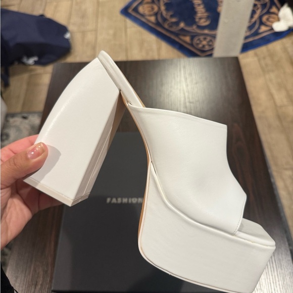 Fashion to Figure White Platform Mules - Picture 4 of 7